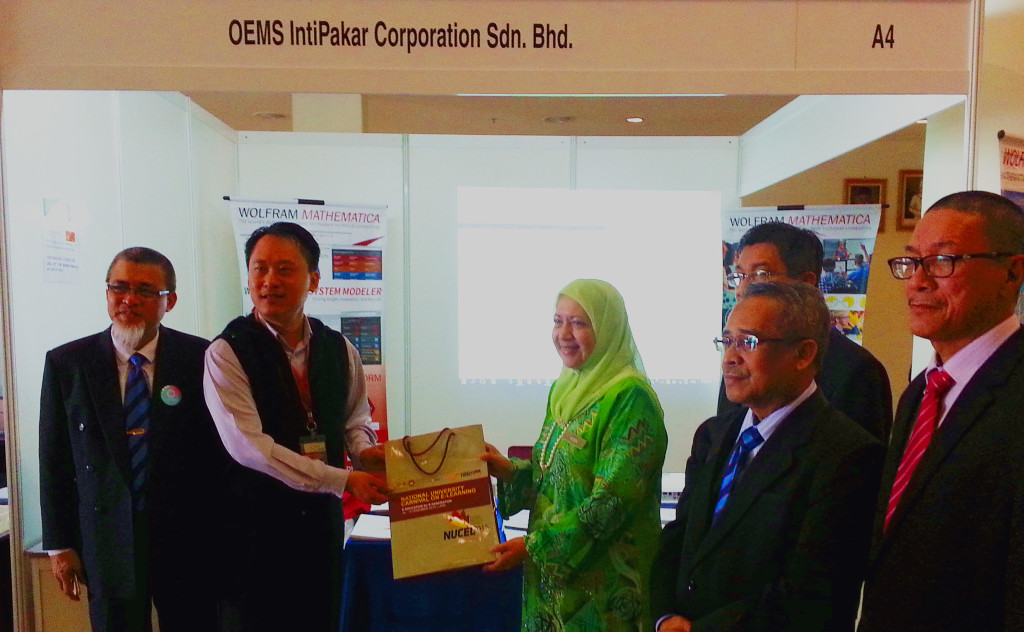 YBhg. Dato' Prof. Dr. Asma Binti Ismail, the Ketua Pengarah Pendidikan Tinggi (KPPT) handed over a souvenir to our director Mr. Peter Lim after finding out how the Wolfram Technology could truly enrich the Education with thousands of ready, interactive materials.
