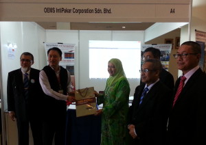Ketua Pengarah Pendidikan Tinggi (KPPT) - YBhg. Dato' Prof. Dr. Asma Binti Ismail handed over a souvenir to our director Mr. Peter Lim after finding out how the Wolfram Technology could truly enrich the Education with thousands of ready, interactive materials.